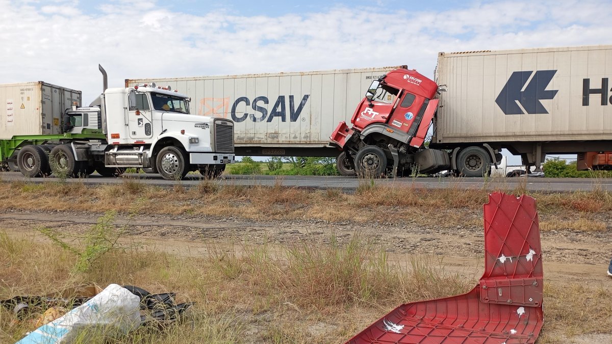 En la vía Playas-Posorja este 4 de abril se chocaron 4 tráileres. No se reportaron heridos.