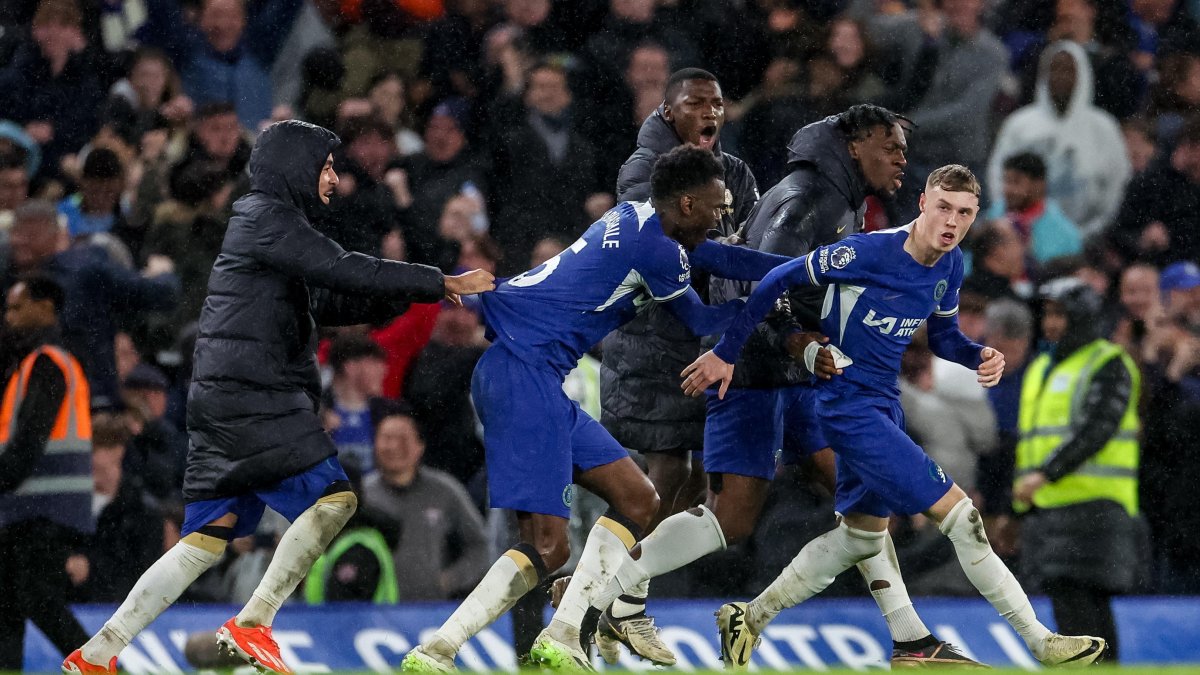 Jugadores blues acuden a Cole Palmer (d) para celebrar el 4-3 sobre Manchester United.