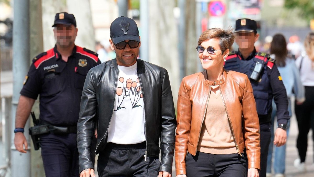 Dani Alves ya camina libre por Barcelona