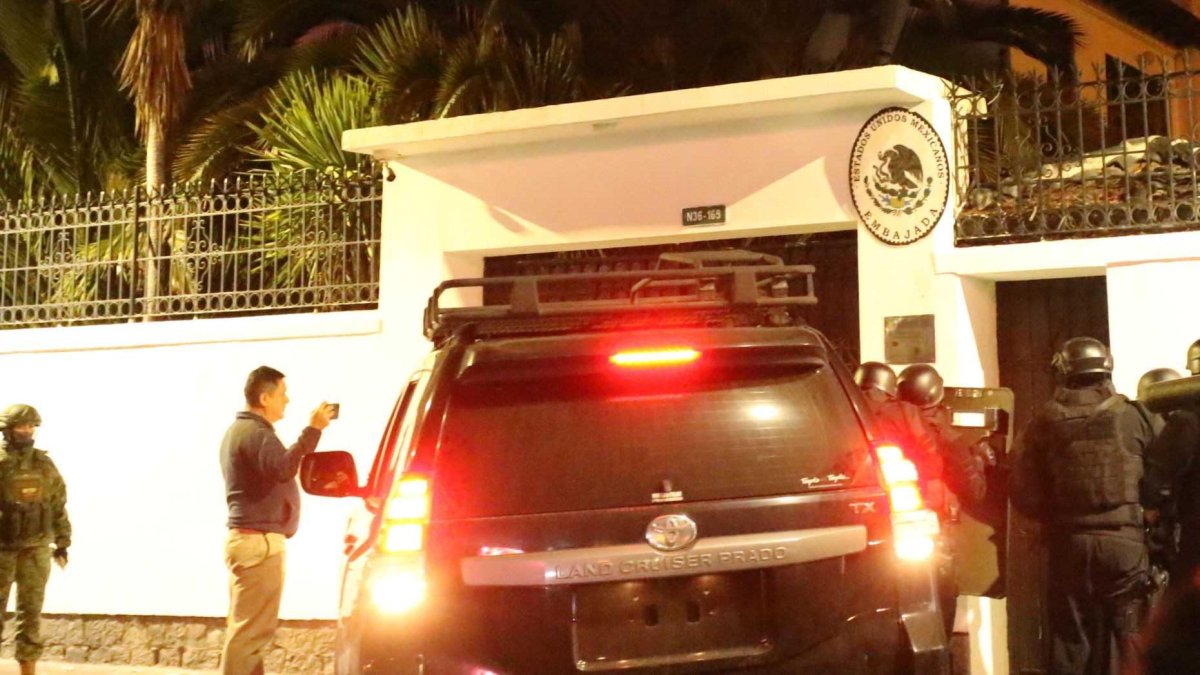 Uniformados ingresan a la Embajada de México