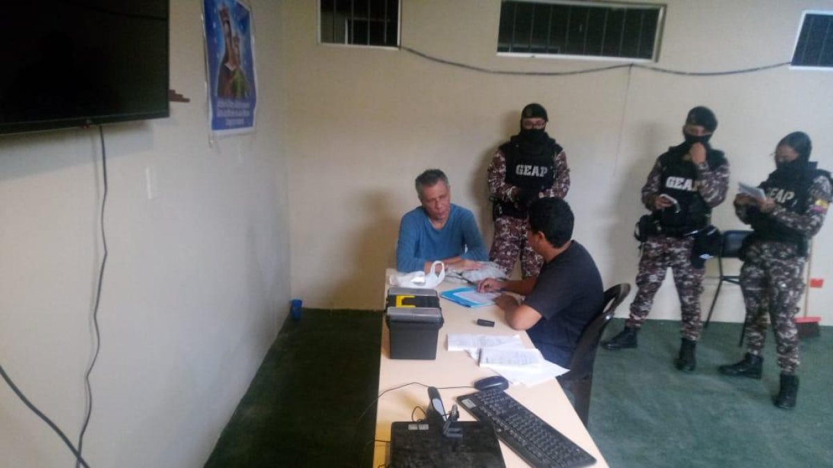 Foto de Jorge Glas poco después de llegar a la cárcel La Roca. No se lo ha visto durante su traslado a una casa de salud.