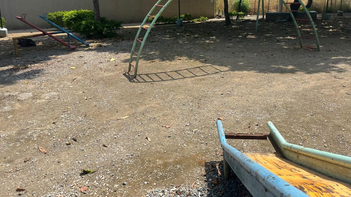 Ciudadanos reportan daños en los juegos, y basura regada en la zona.