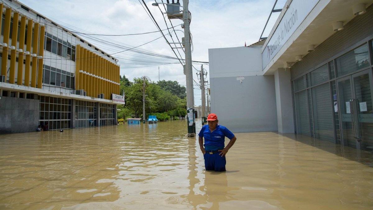 Un hombre permanece en una calle inundada por el río Piura, en marzo. Esto fue provocado por el fenómeno El Niño.