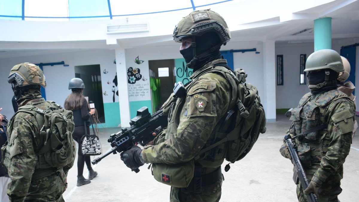 Cárceles. La Policía se encarga de la protección interna, los militares apoyan durante un estado de excepción.