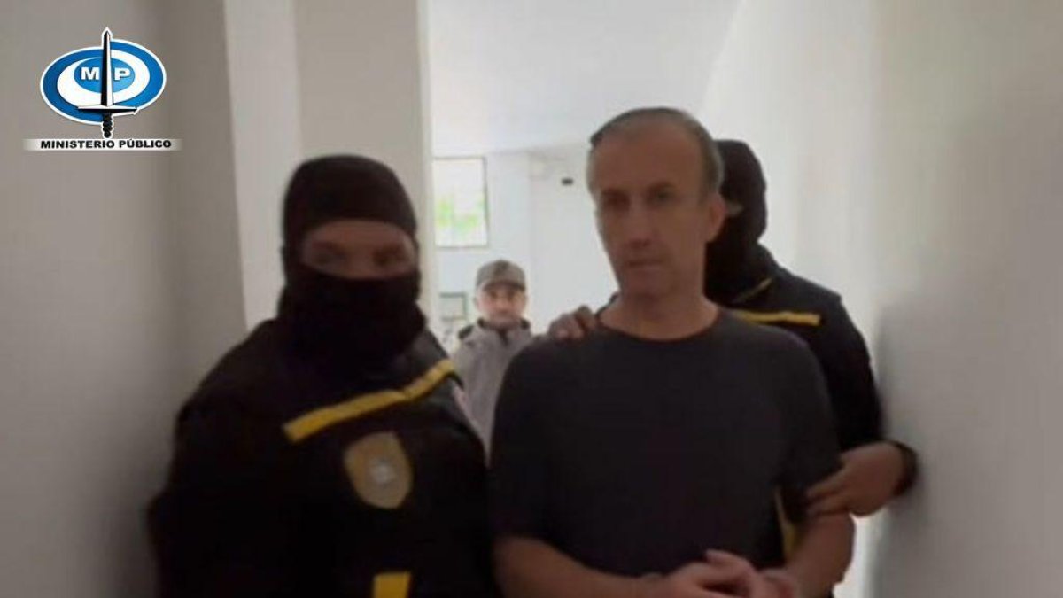 Fotografía cedida por el Ministerio Público de Venezuela que muestra la detención del exministro de Petróleo Tareck El Aissami.