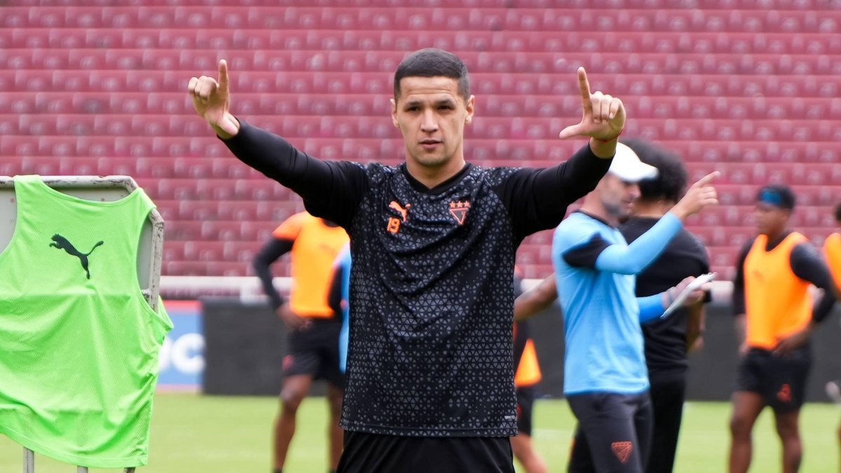 El goleador paraguayo Álex Arce comandará el ataque de los albos.