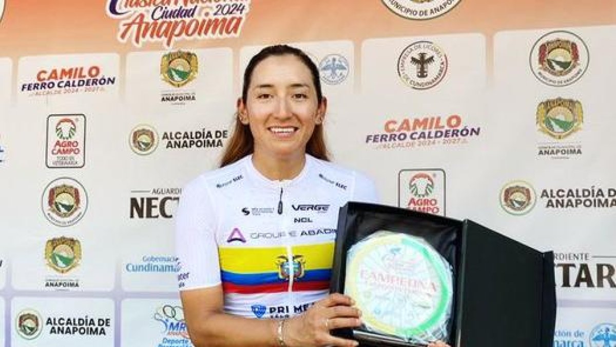 Núñez con el plato de campeona de la competencia colombiana.