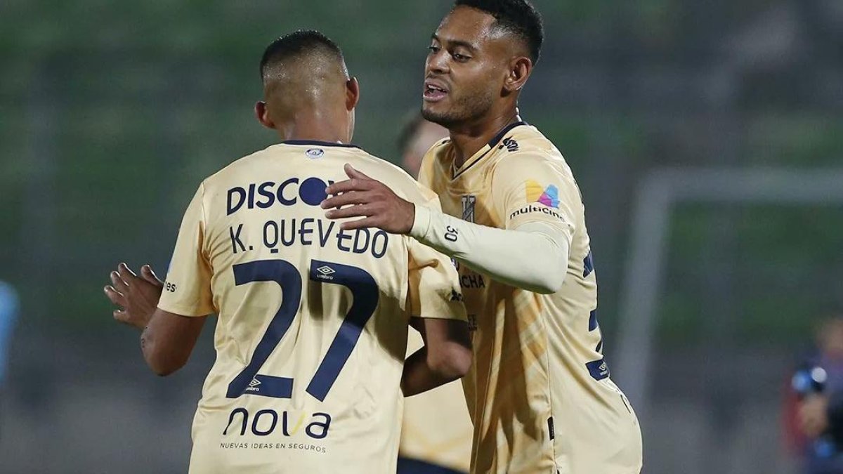 El panameño Ismael Díaz (d) fue el autor del gol para la victoria de Católica