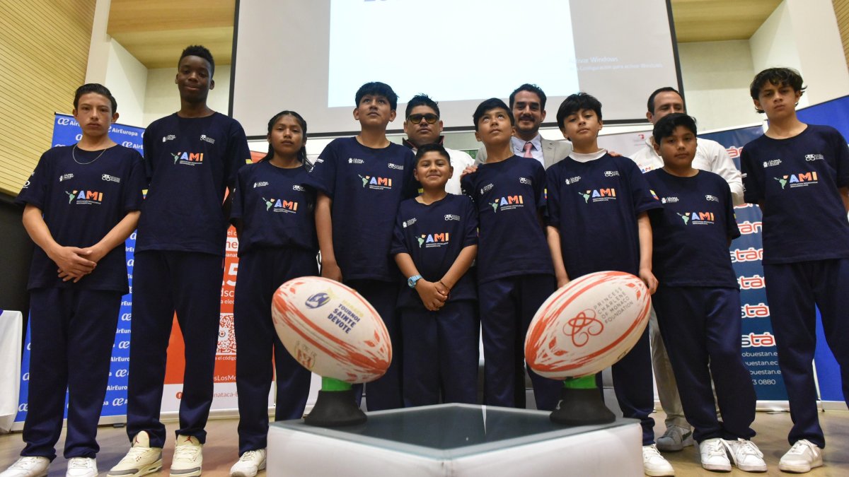 El equipo Cóndores, en el que Leslie es la única mujer (tercera desde la izquierda), estará integrado por 12 jugadores ecuatorianos.