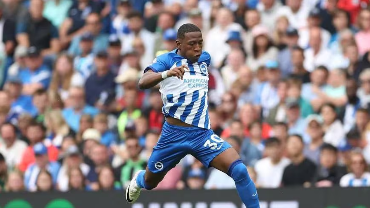Pervis Estupiñán abandonó por lesión el partido entre Brighton y Burnley