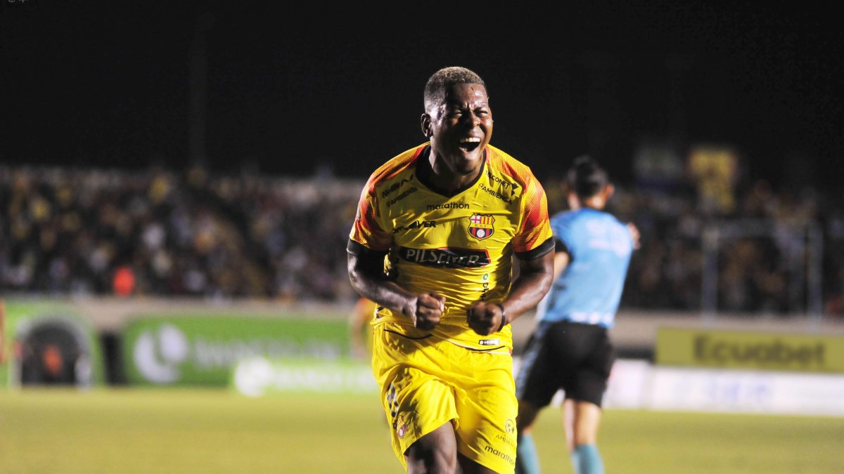 Barcelona venció a Libertad con tres goles.