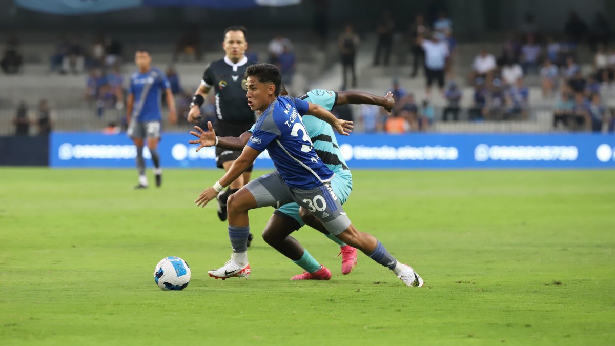 El volante Tommy Chamba repetiría en el once titular del Bombillo contra Aucas.