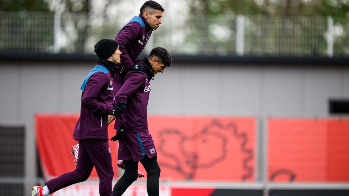 Piero Hincapié (d) viene de coronarse campeón de la Bundesliga.