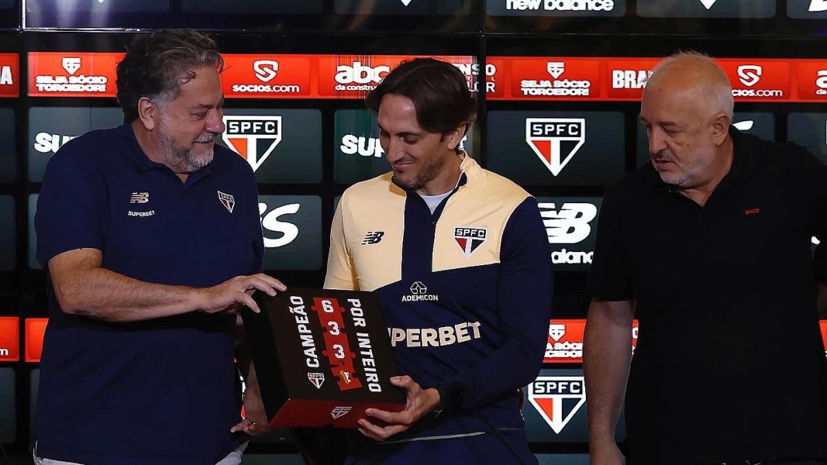 Luis Zubeldía (c) fue presentado como entrenador de Sao Paulo.