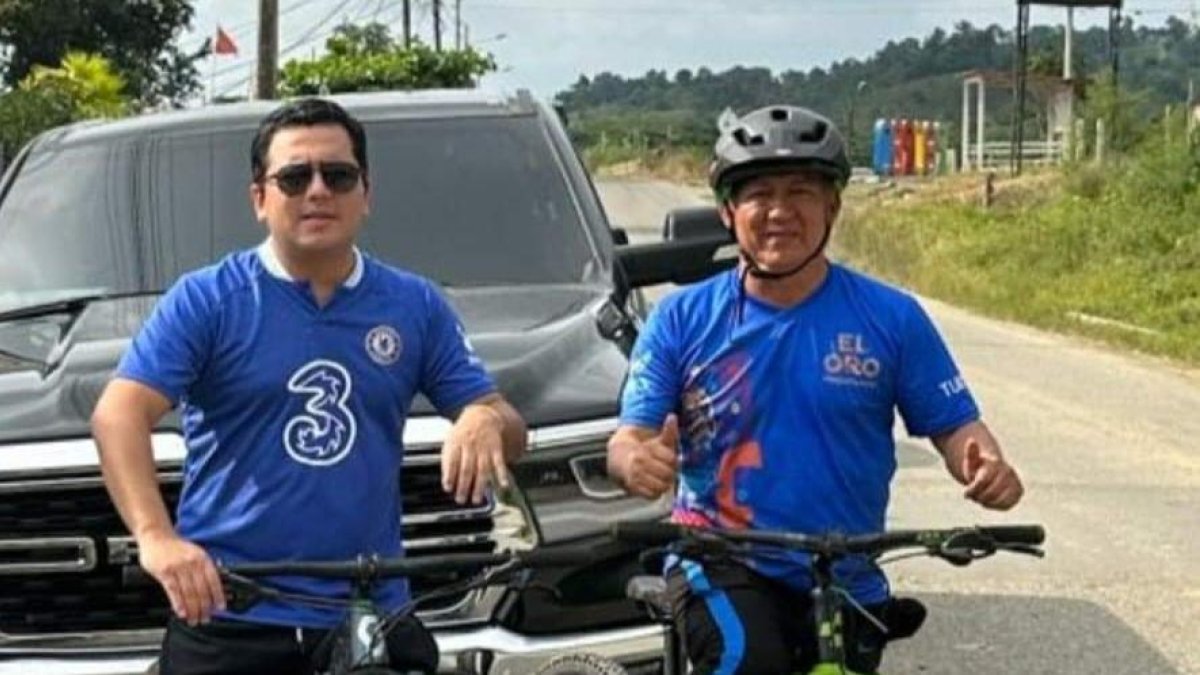 Clemente Bravo, prefecto de El Oro, junto a su hijo, Roberth Bravo.