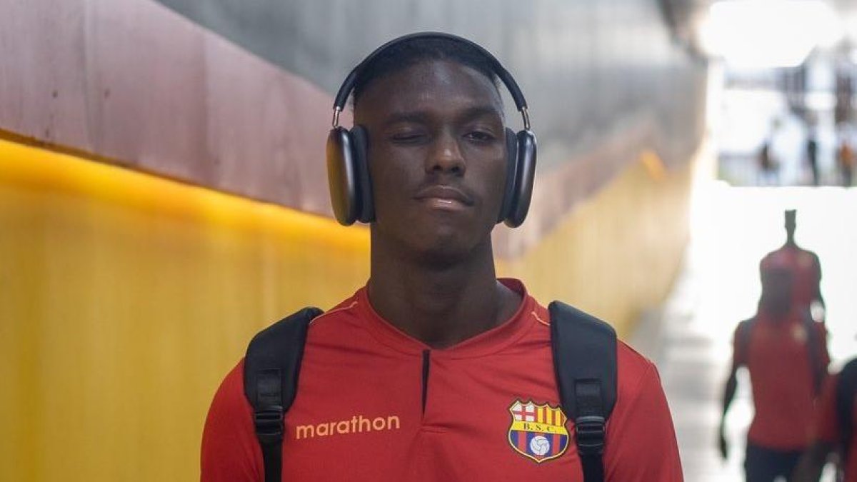 Allen Obando estará en la ofensiva de Barcelona.