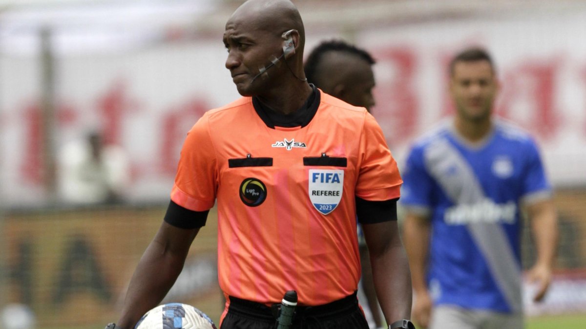 El árbitro central Augusto Aragón es uno de los ecuatorianos con más partidos internacionales.