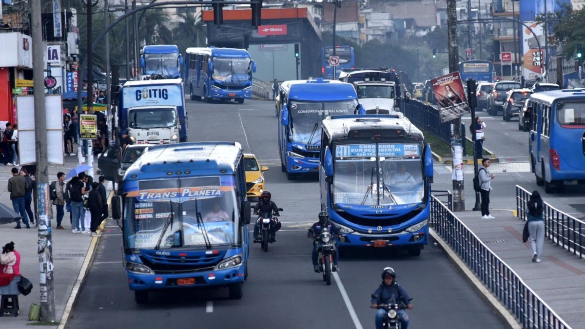 Los correteos, la guerra del centavo, el irrespeto a las paradas son algunos de los problemas que causan los buses en la capital.