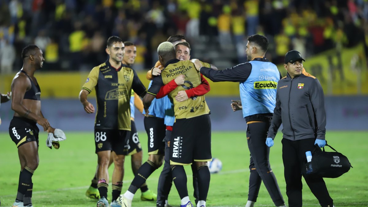Gabriel Cortez y un festejo tremendo luego de ganar 1-0 a Católica en Quito.
