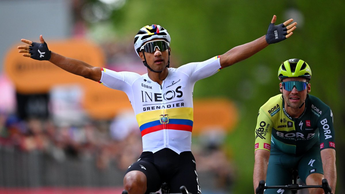 Jhonatan Narváez y su celebración tras ganar la primera etapa del Giro de Italia.
