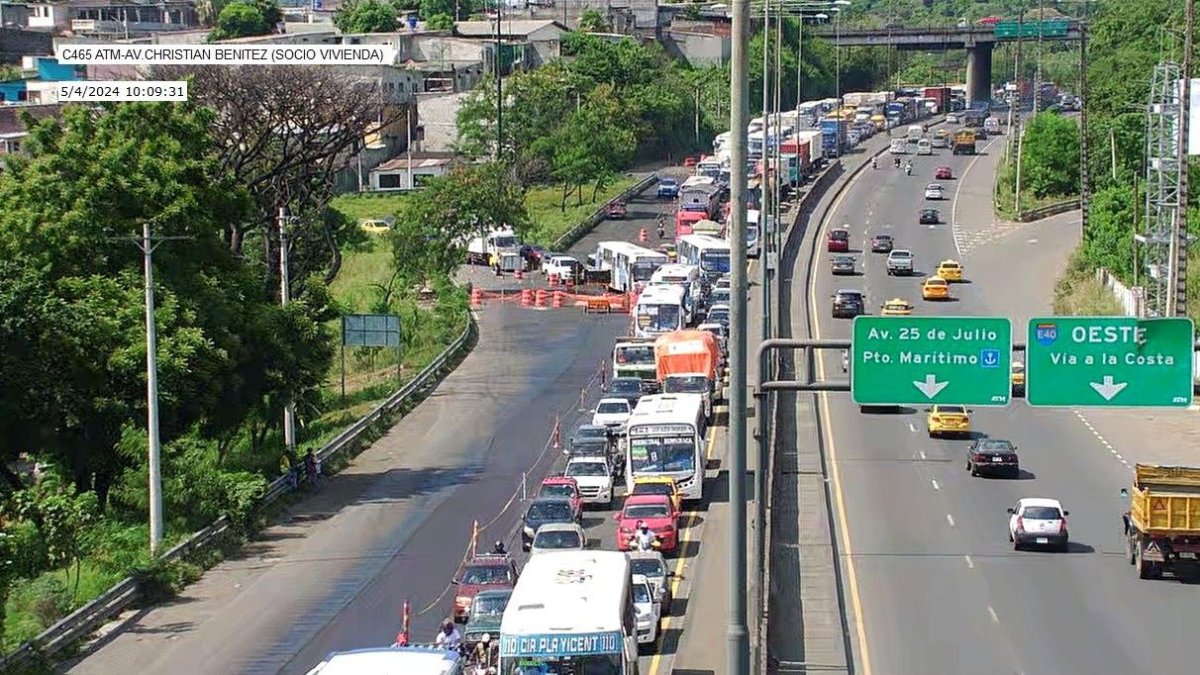 Decenas de vehículos están atrapados en el tráfico.