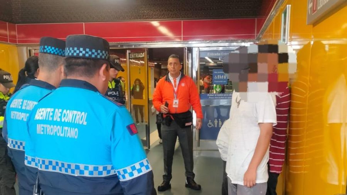 Los aprehendidos tenían mochilas, varias fundas plásticas y un tarro de pintura.