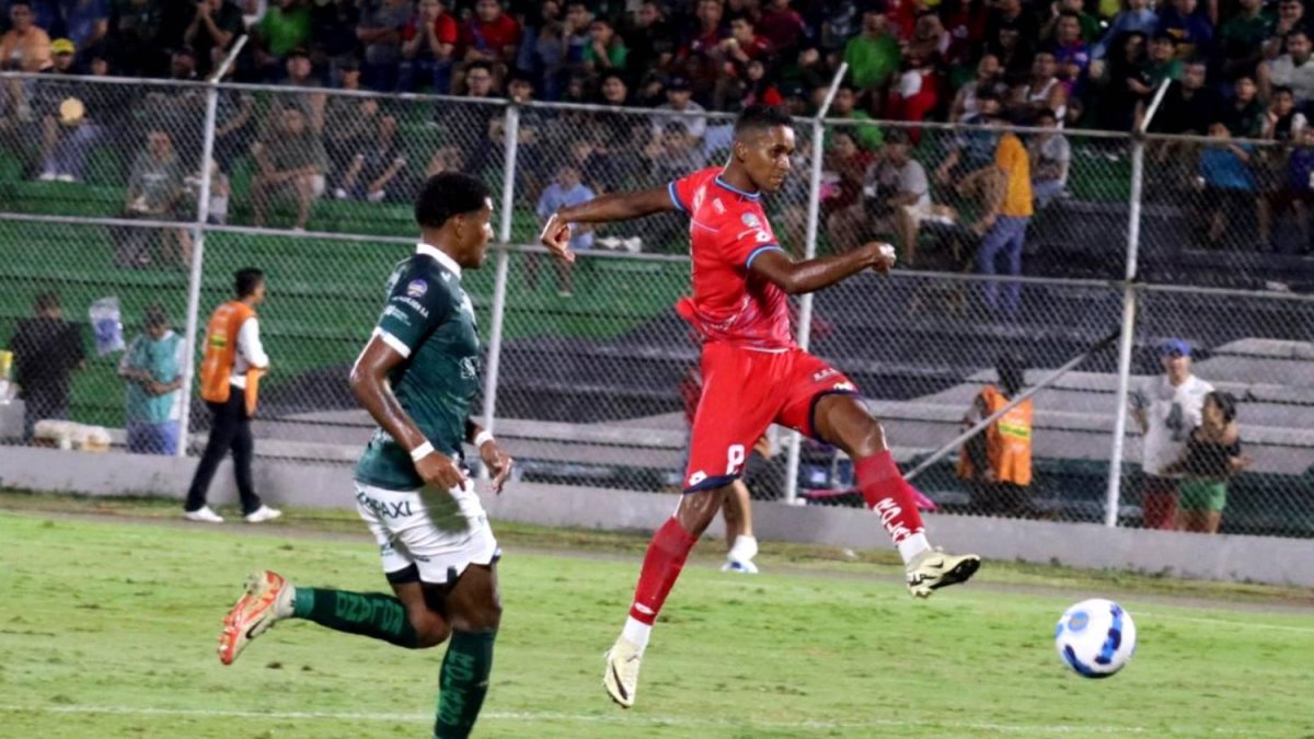 Fidel Martínez (d) marcó el gol del triunfo de El Nacional sobre Orense.