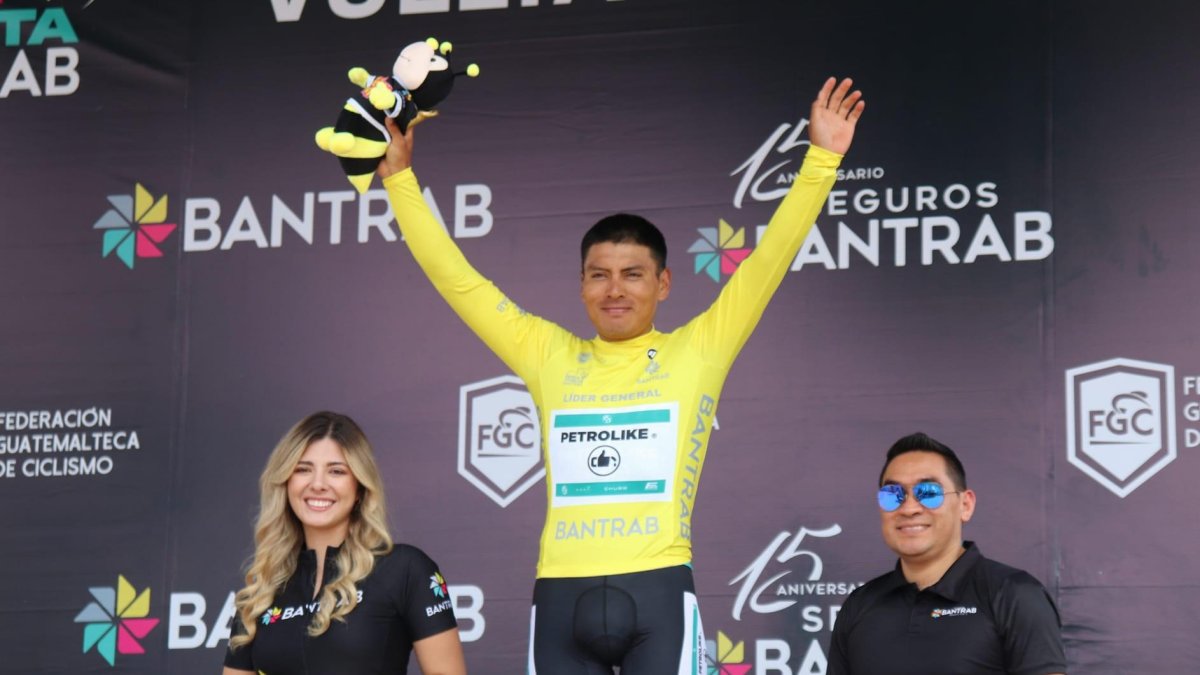 El tricolor Jonathan Caicedo celebra tras coronarse como campeón de la Vuelta Bantrab.