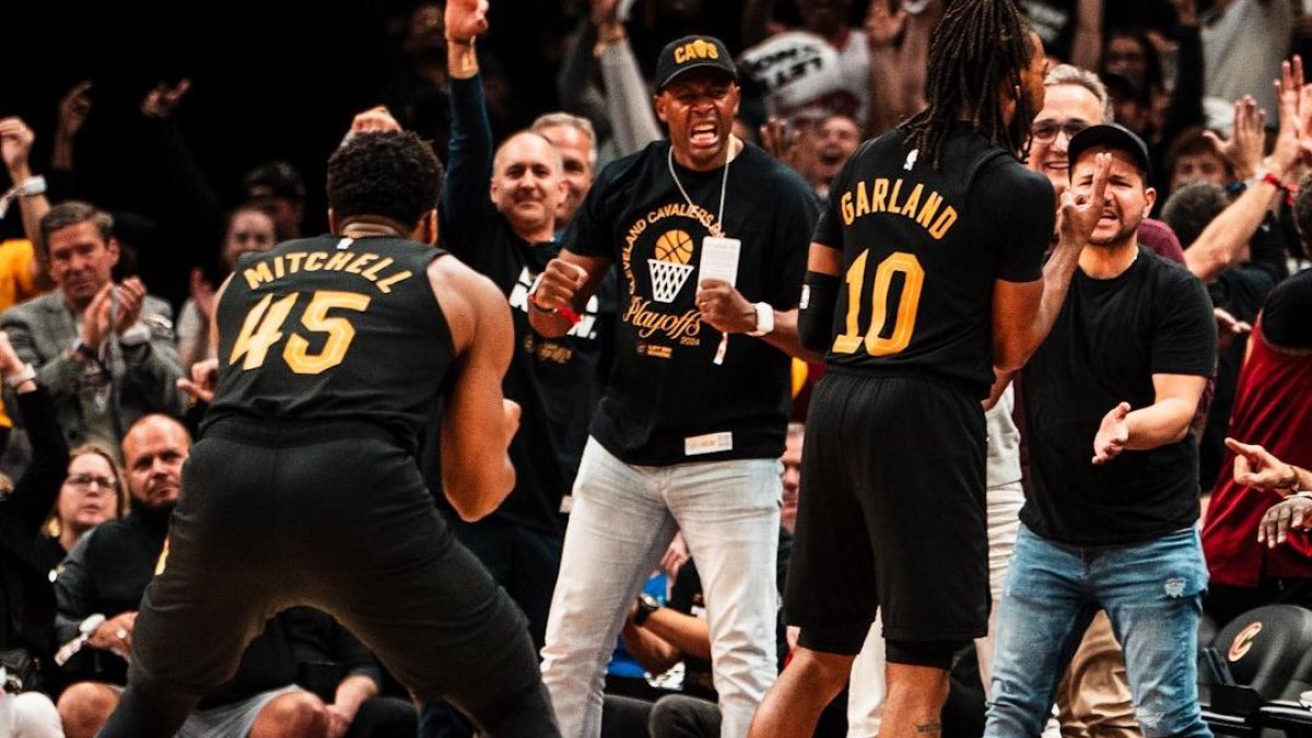 Donovan Mitchell de los Cavaliers festeja con sus compañeros el pase del equipo a las semifinales de Conferencia.