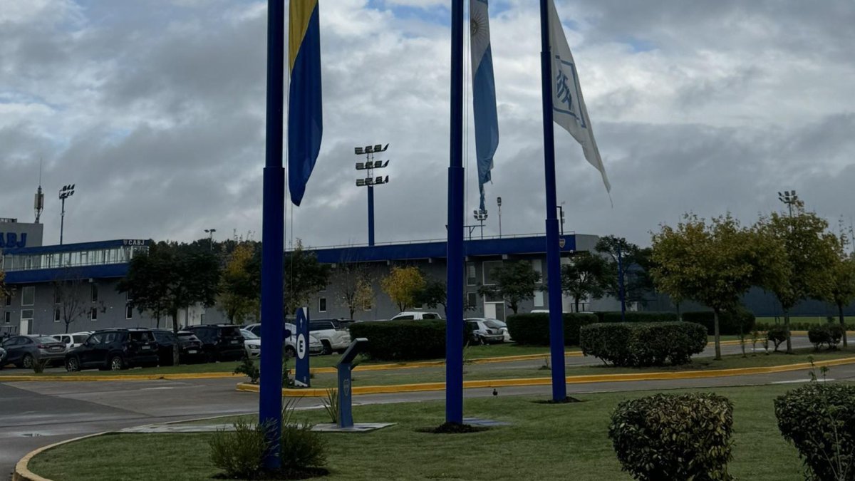 Banderas a media asta en el predio de Ezeiza por el fallecimiento de César Luis Menotti.