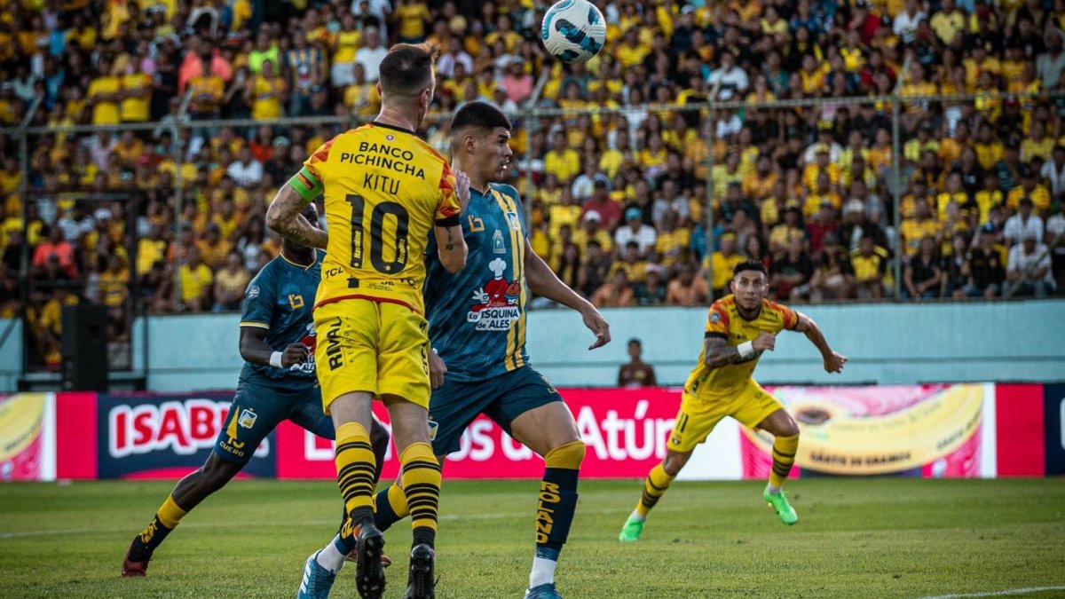 Damián Díaz (espalda) durante el partido liguero ante Delfín, que terminó en victoria 3-1 del Barcelona.