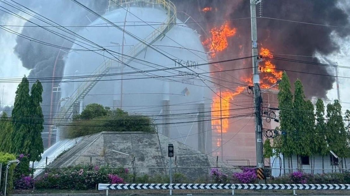 La explosión se produjo alrededor de las 10:45 hora local en un tanque de gasolina de pirólisis de una planta química en el parque industrial de Map Ta Phut, en la provincia oriental de Rayong.