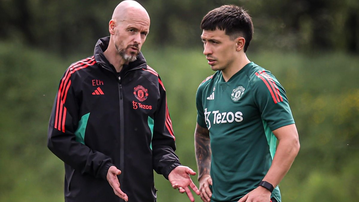 Martínez (d) recibe indicaciones de su entrenador Erick Ten Hag.