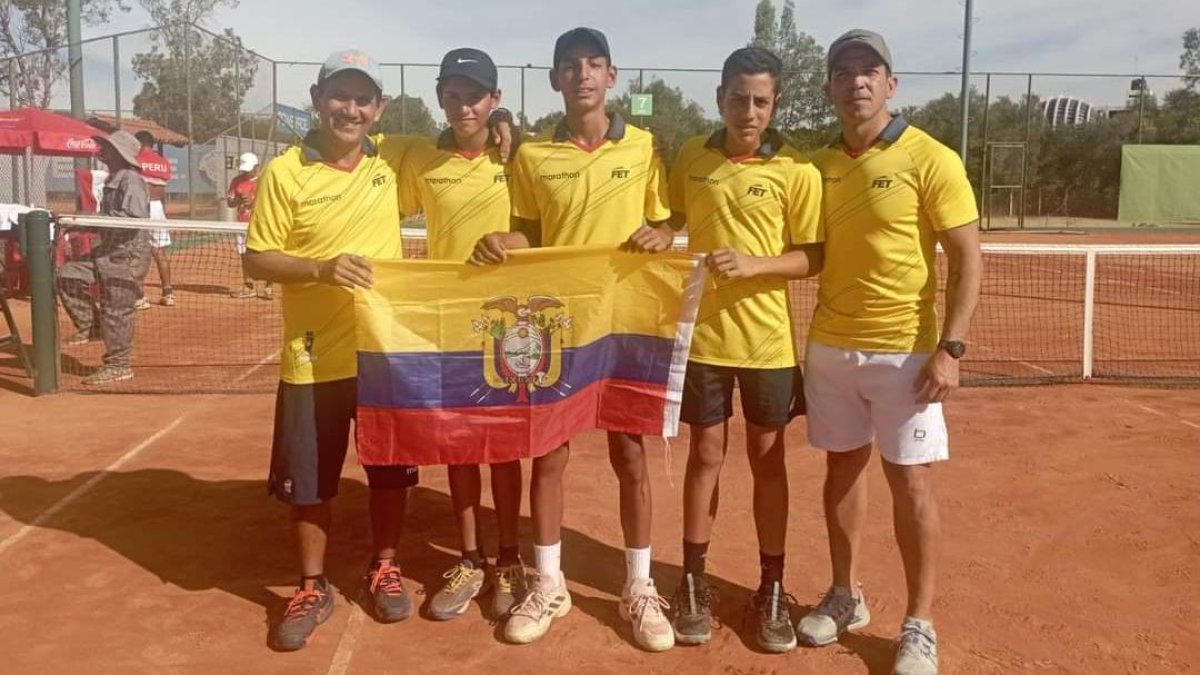 La selección ecuatoriana de tenis sub-14 junto al cuerpo técnico tras vencer a Perú en el Sudamericano.