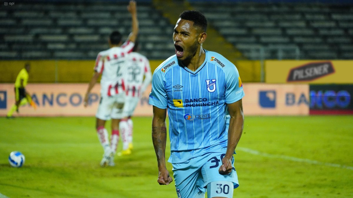 El delantero panameño Ismael Díaz fue la figura de Universidad Católica en el triunfo sobre Técnico Universitario.