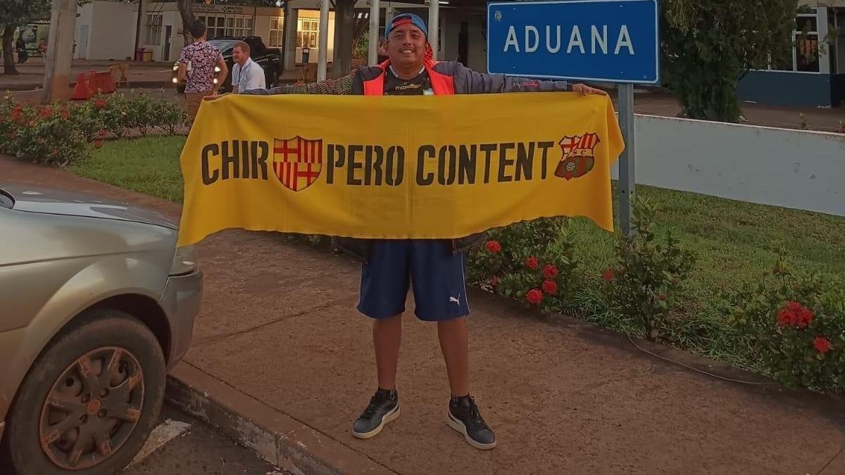 Juan Francisco Anchundia cuando ingresaba a Brasil para ver a su Barcelona ante Sao Paulo.