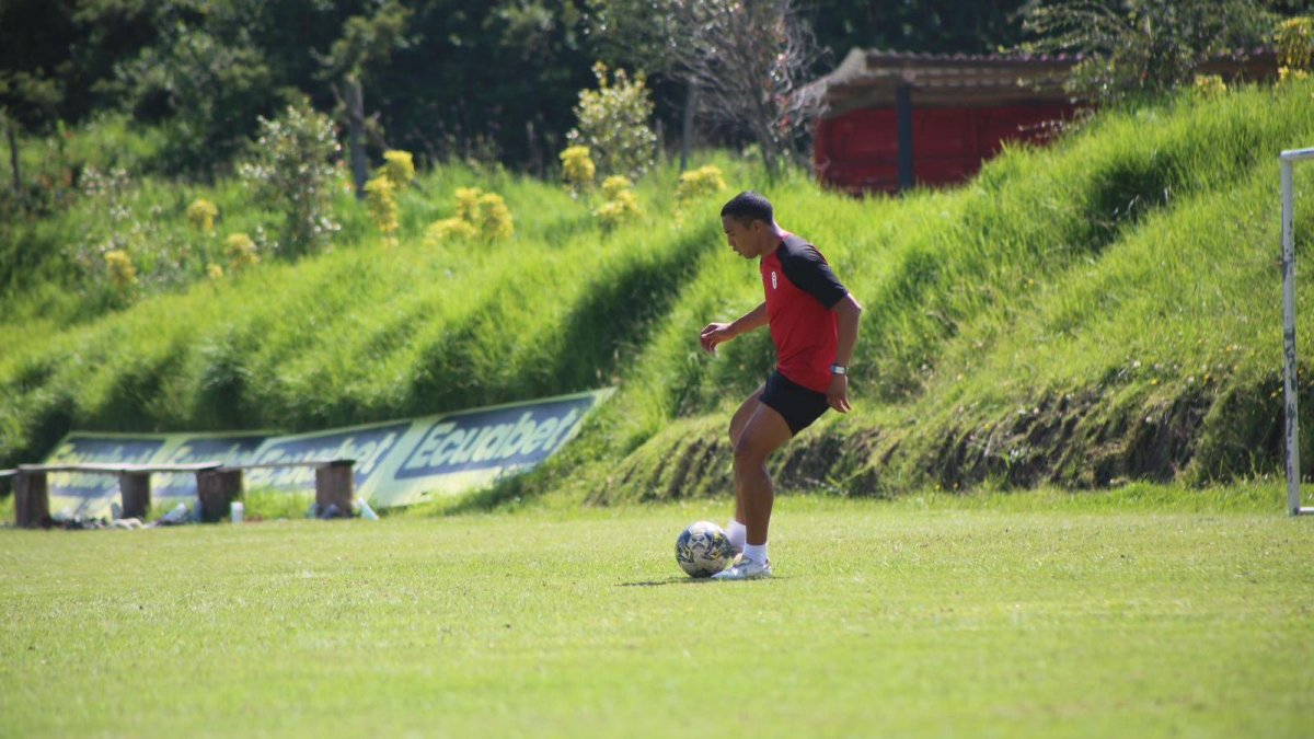 Jefferson Montero entrenando en el AV25 que es dirigido por Antonio Valencia.