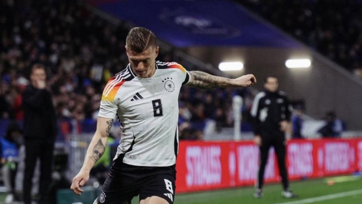 Toni Kroos experimentado volante alemán.