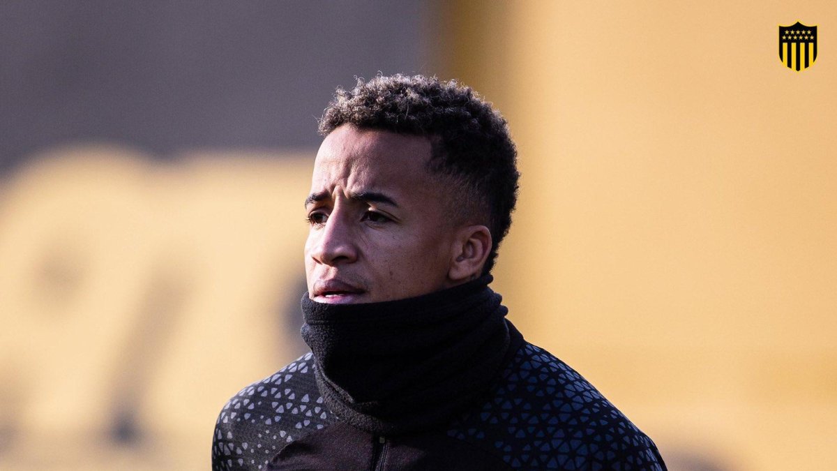 El lateral derecho Byron Castillo entrena previo al duelo ante Defensor Sporting