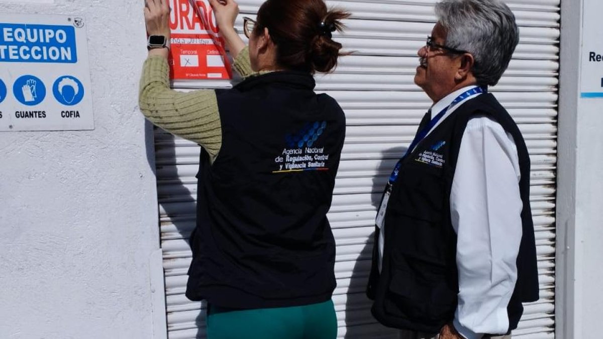 En la ubicación del sello de clausura por parte de los funcionarios de la Arcsa.