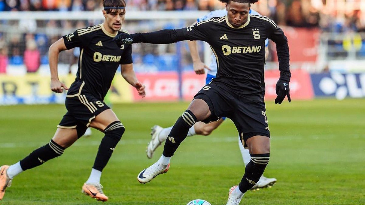 El ecuatoriano Angelo Preciado juega como carrilero en su club.