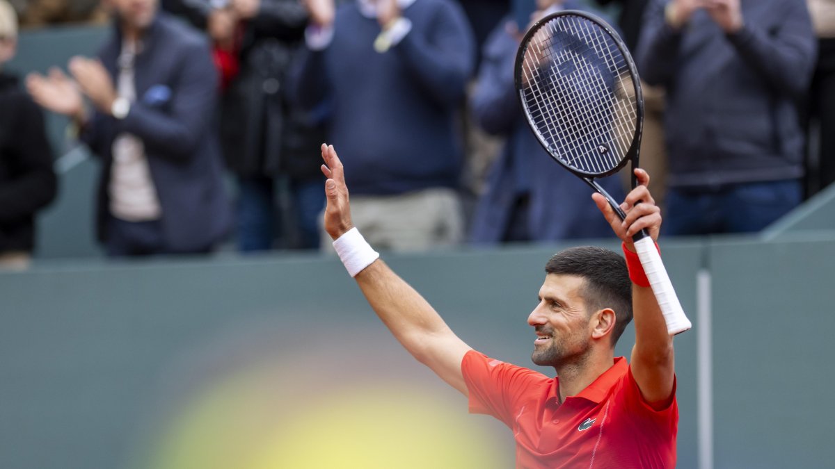 Nole festeja tras vencer por 7-5 y 6-1 al neerlandés Tallon Griekspoor y meterse a la semifinal de Ginebra donde está a punto de conseguir su primer título de 2024.