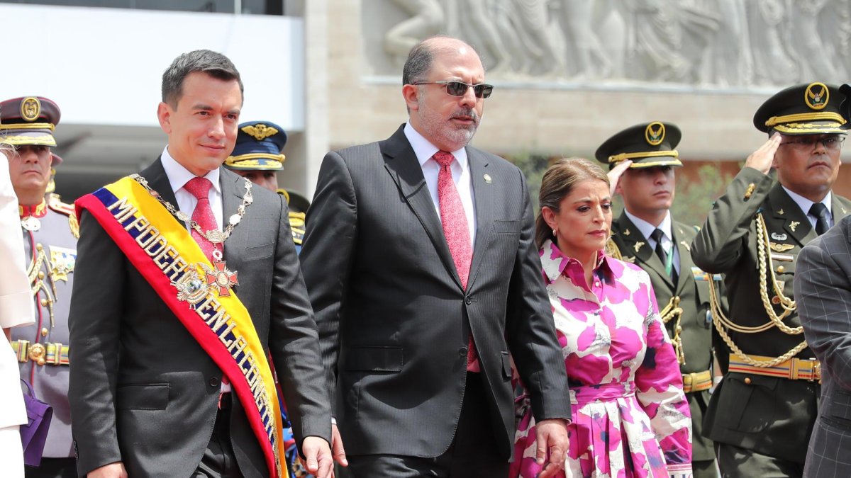 El presidente ecuatoriano, Daniel Noboa (i), acompañado del presidente de la Asamblea Nacional, Henry Kronfle (c), sale tras presentar su primer informe a la nación, este viernes en Quito (Ecuador).