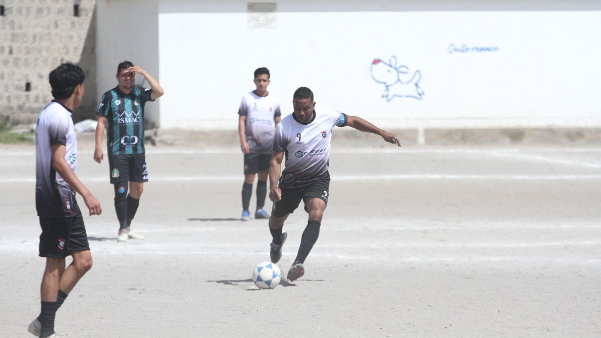 Ulises de la Cruz (c), de 50 años, dejó su faceta como lateral y ahora es delantero en el fútbol barrial. Es el capitán del Corinthians que juega en la liga de Pomasqui.