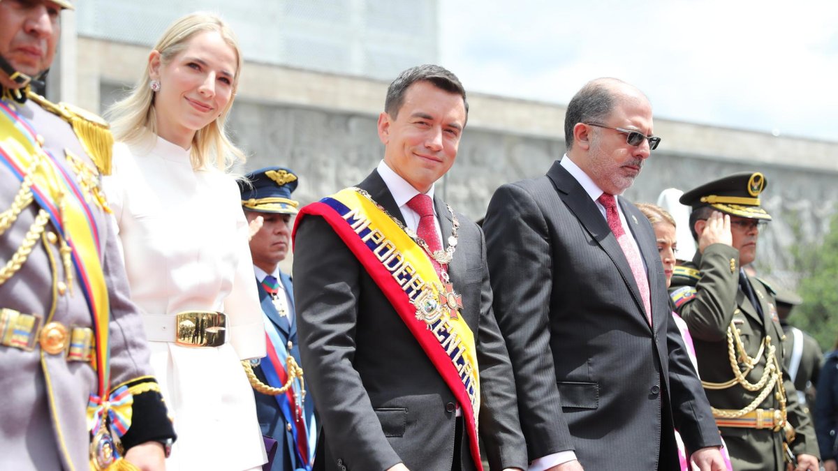 Fotografía de archivo en donde aparece el presidente ecuatoriano, Daniel Noboa (c), acompañado de su esposa, Lavinia Valbonesi (i), y el presidente de la Asamblea Nacional, Henry Kronfle (d).