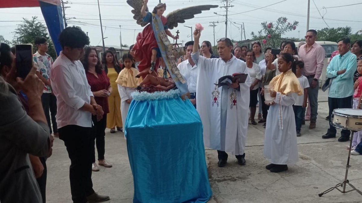 El Morro. El padre Germán Arteaga cumple la bendición.