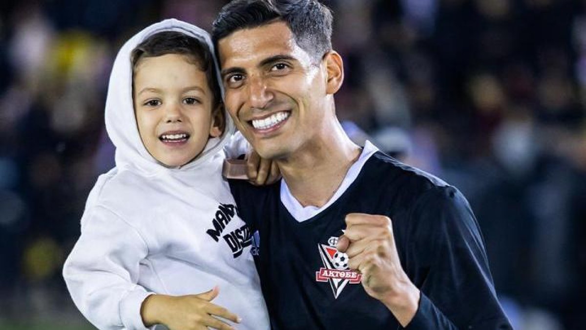 José Francisco Cevallos y su hijo Luca en el estadio del Aktobe de Kazajistán.