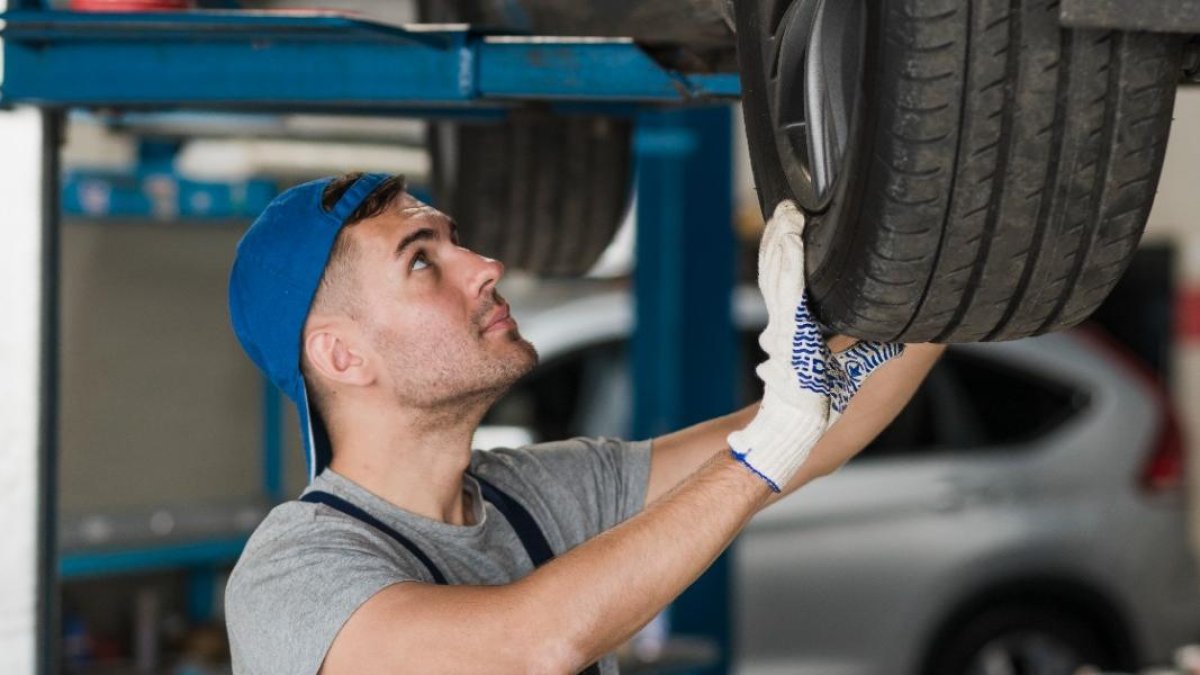 El chequeo de los neumáticos es fundamental antes de cada viaje.