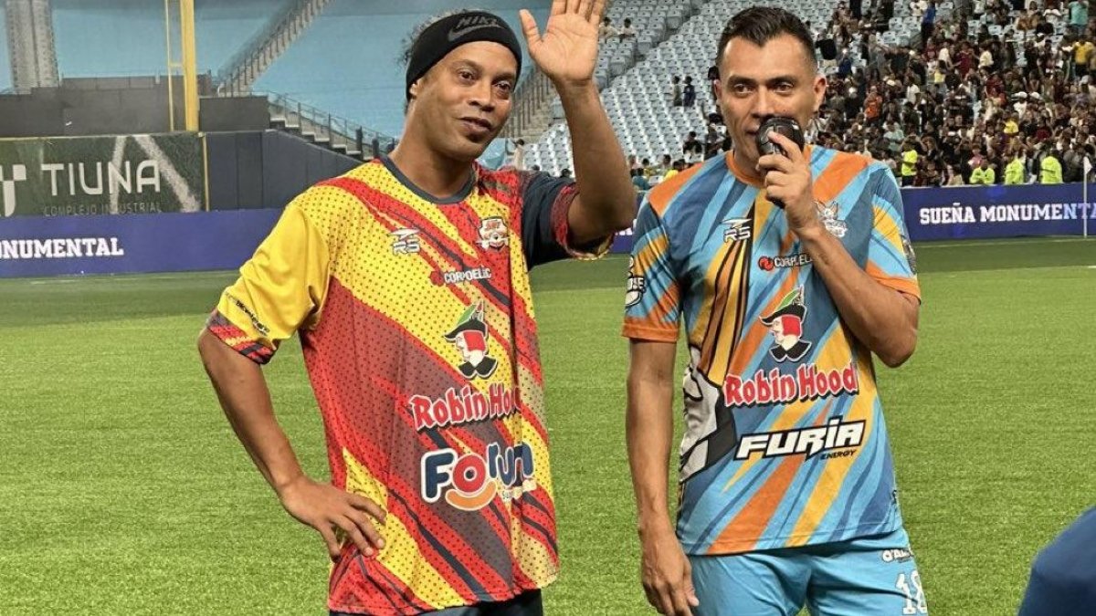 Ronaldinho Gaúcho (i) junto a Juan Arango en Venezuela