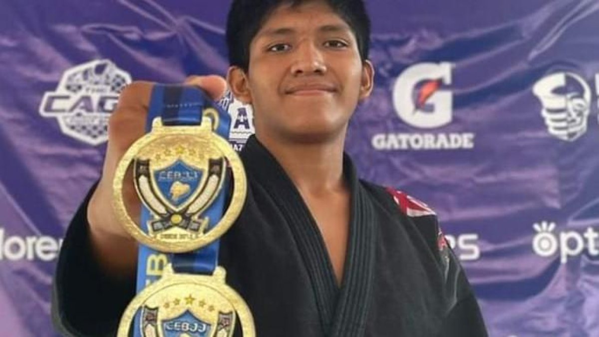 Joseph Chimbolema con las distinciones que ha alcanzado.